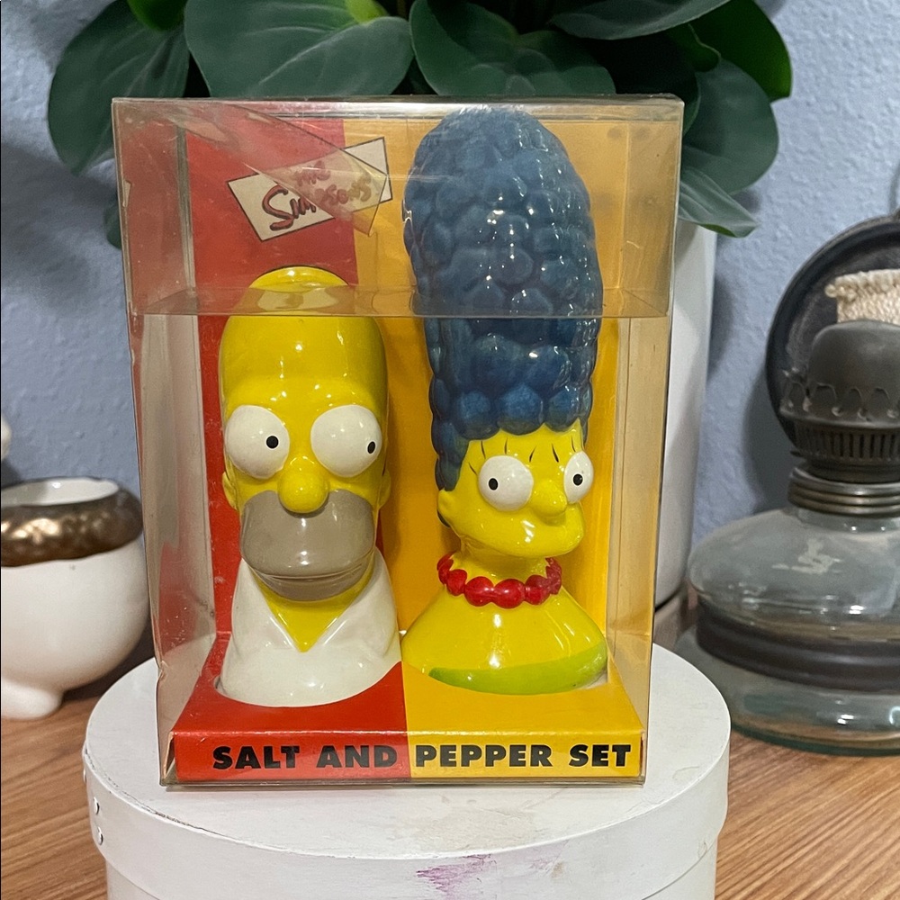 Simpsons Vintage 2000 Salt and Pepper Shaker Set Homer and Marge